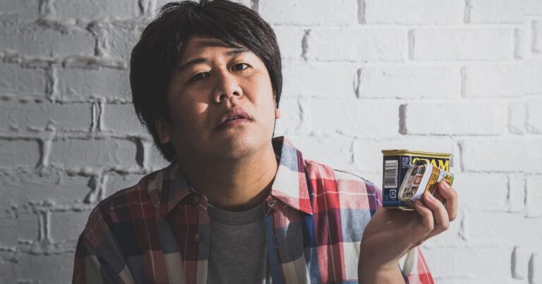 スパム缶詰を持つ男性