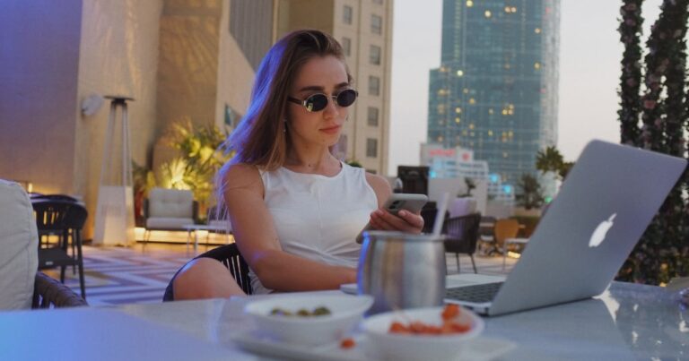 オシャレにMacBookを操作する外国人美女
