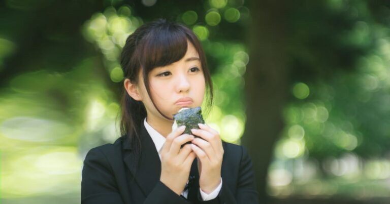 おにぎりを食べる美少女