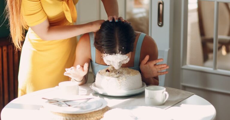日本の「ケーキをやめたくなるカップ」が天才的な発想で笑ったｗｗｗ【タイ人の反応】