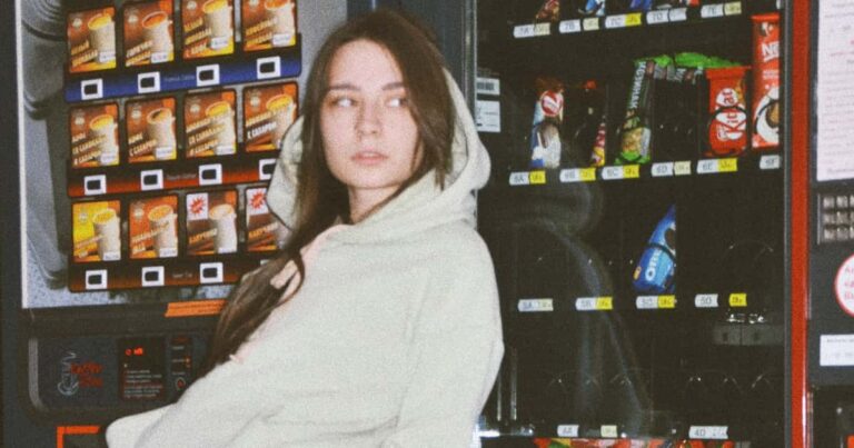 自動販売機の前の外国人美女