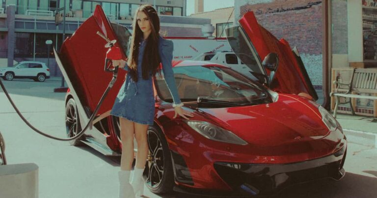 マクラーレンに給油する外国人美女