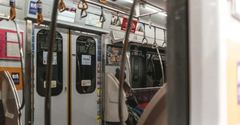 日本人が電車の案内表示に「韓国語は必要ない」とイライラ！→タイ人「日本語と英語だけでいい！」【タイ人の反応】