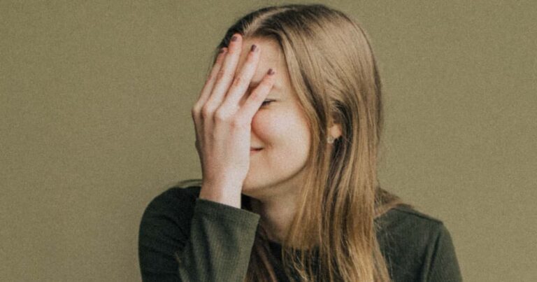 恥ずかしそうに顔を覆う外国人美女