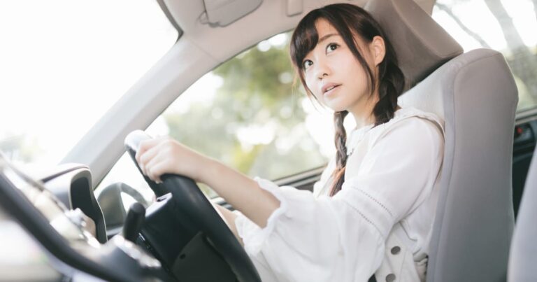 自動車を運転する美少女