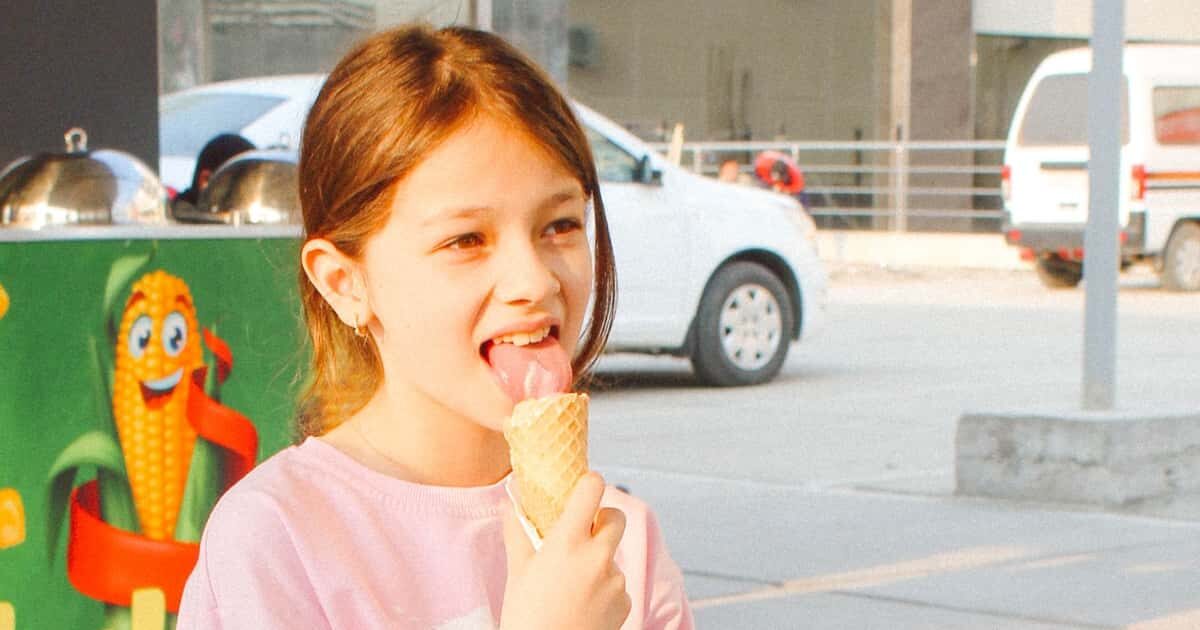 アイスクリームを食べる外国人美少女