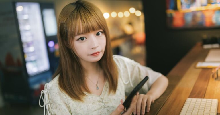 日本人が仕事の休憩中にふと同僚を見た結果！→とんでもない姿になってて思わず2度見したｗｗｗ【タイ人の反応】