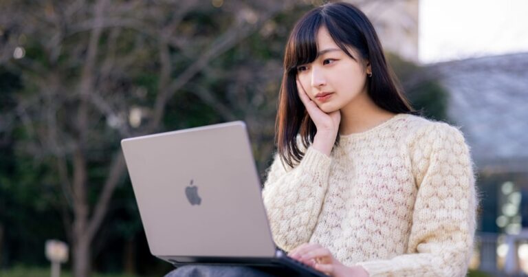 MacBookを使う美女