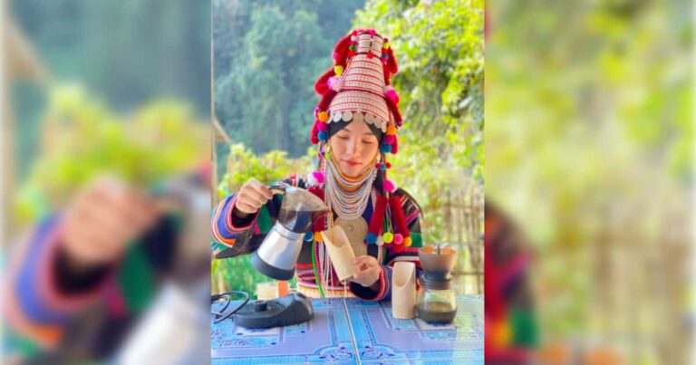 コーヒーを淹れるアカ族の女の子