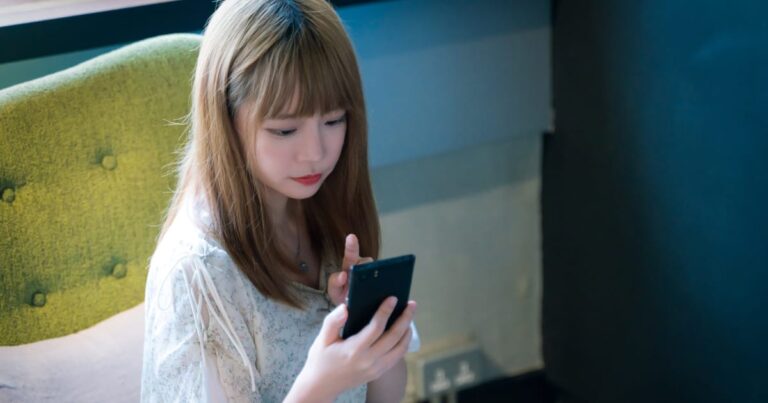 スマホをいじる美少女