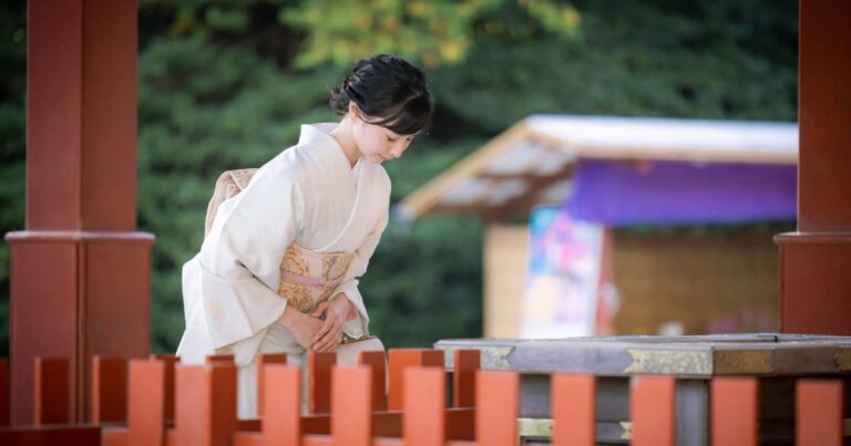 一礼する着物の女性