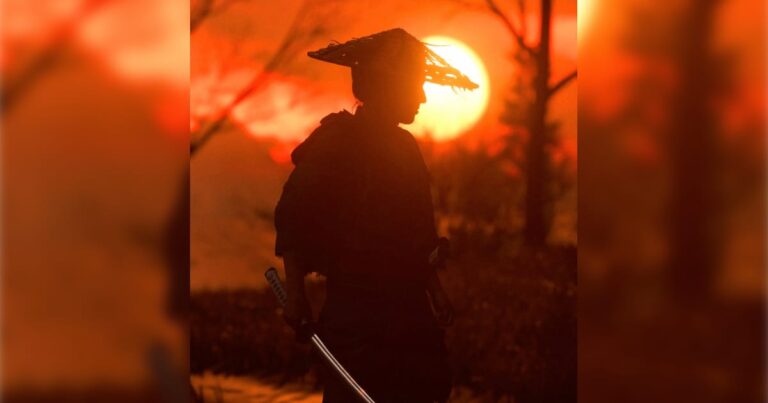 夕焼けにサムライの影