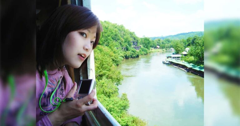 電車に乗る美少女