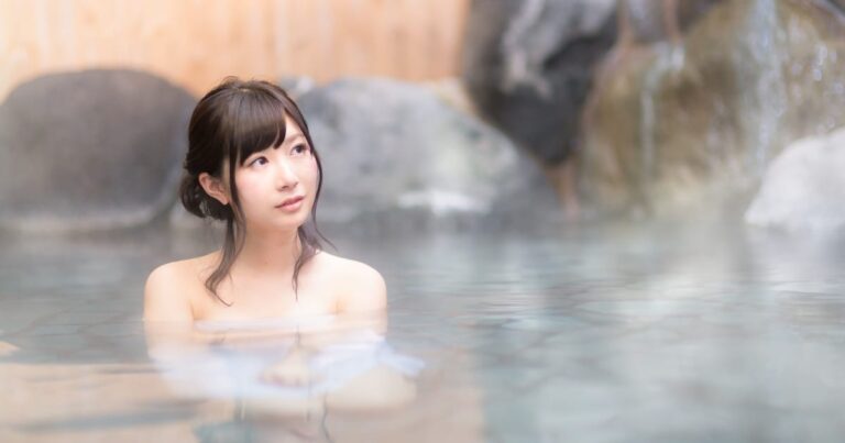 温泉に入る美女