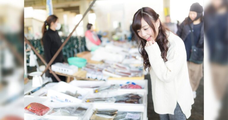 新鮮な魚を見る美少女