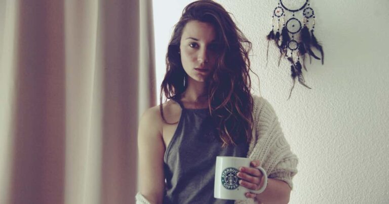 スターバックスのカップを持つ外国人美女