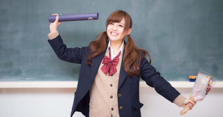 卒業する女子高生
