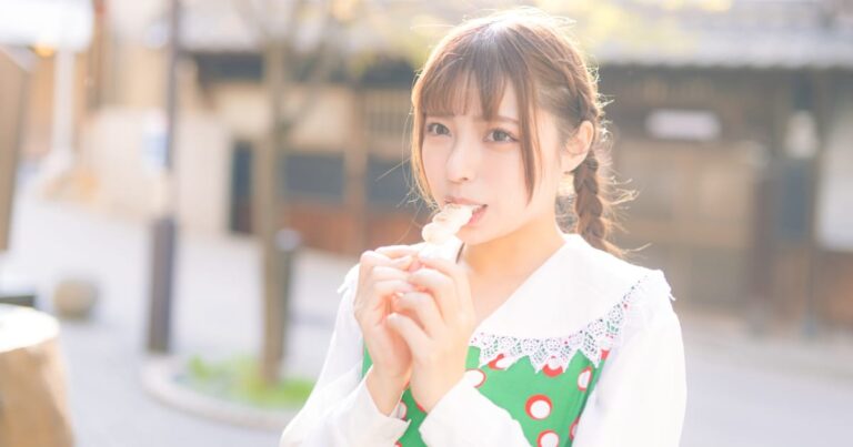 団子を食べる美少女