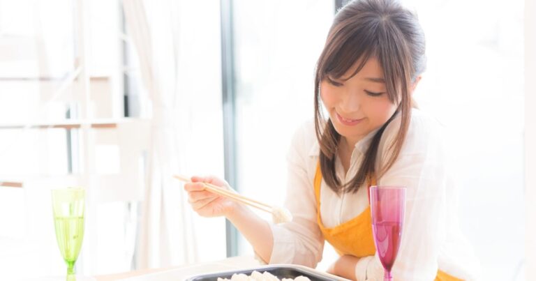 ホットプレートで何かを焼く女性