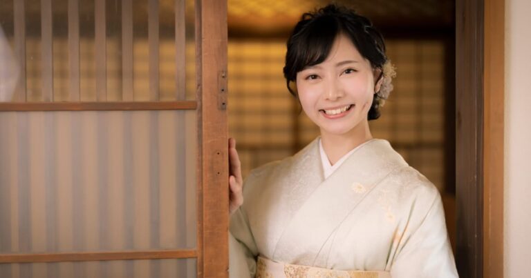 旅館の着物の女将