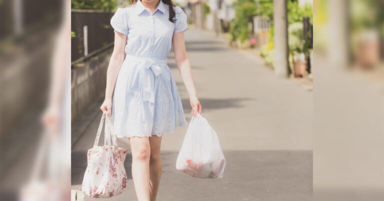ビニール袋を持って帰る美女