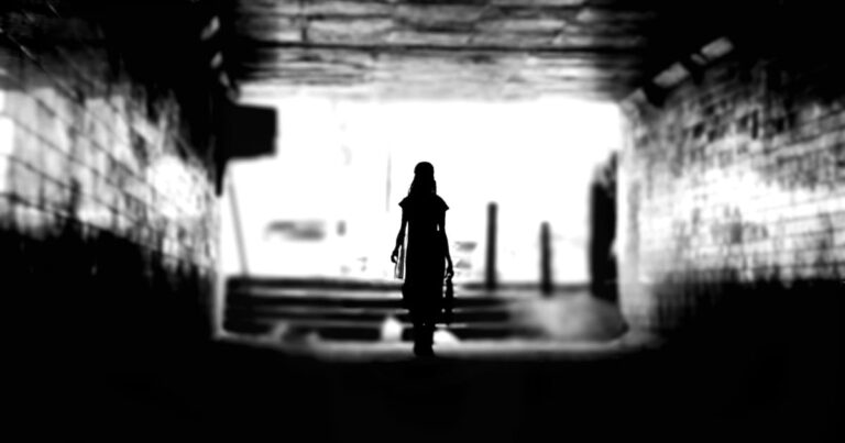地下を歩く女性