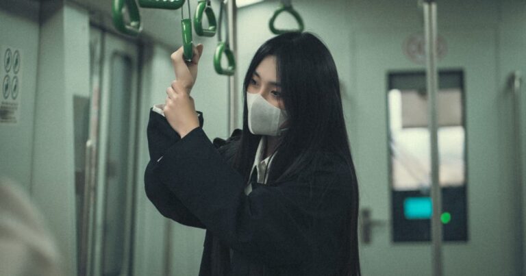 電車に乗るベトナム人美少女