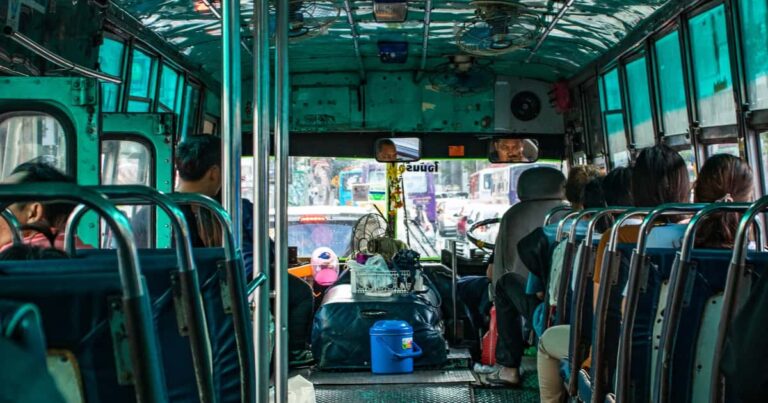 タイのバスの車内