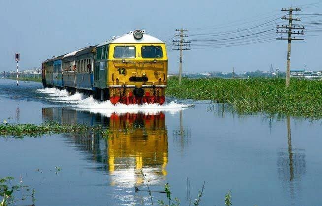 水の中を走るタイの列車
