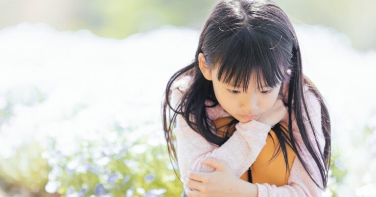 膝を抱える可愛い女の子
