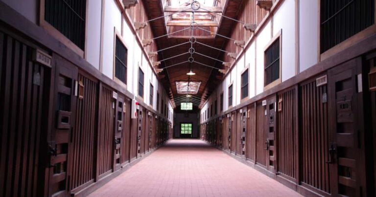 日本の会社が決めた宿と網走刑務所を比較した結果ｗｗｗ【タイ人の反応】