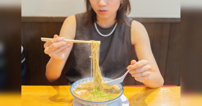 ラーメンを食べる女性