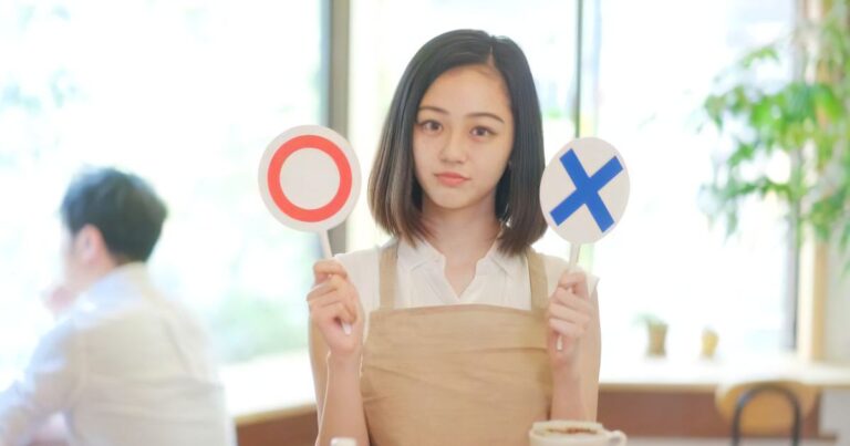 日本のユニクロ店員が焦って説明を間違えた結果！ノリのいい横の店員の対応に吹いたｗｗｗ【タイ人の反応】