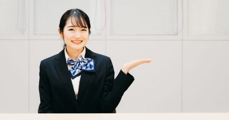 ホテルのフロント女性