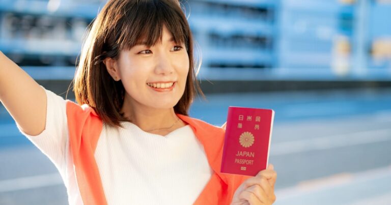 パスポートを持つ女性