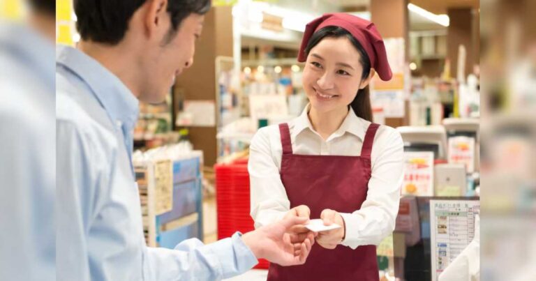 スーパーの女性店員