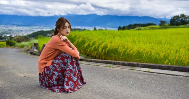 田舎の道に座る美女