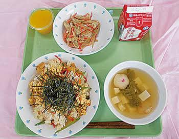 日本の公立小学校の給食1