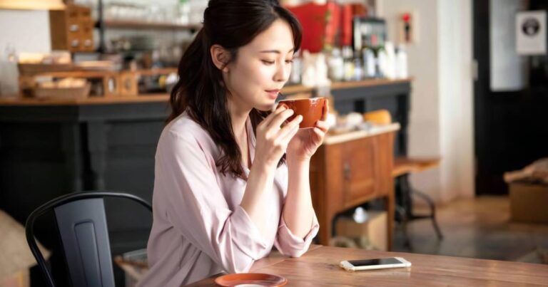 カフェにいる女性