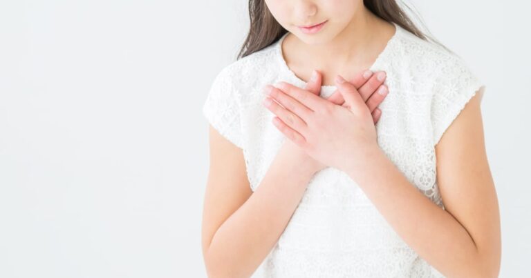 胸が苦しい女性