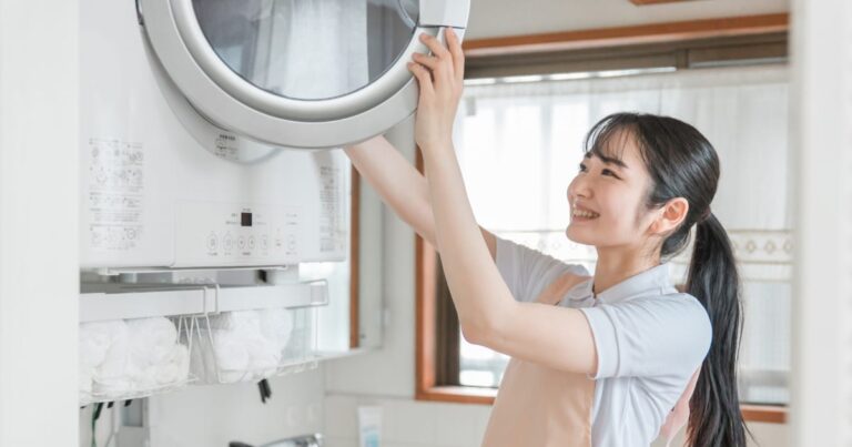 洗濯をする女性