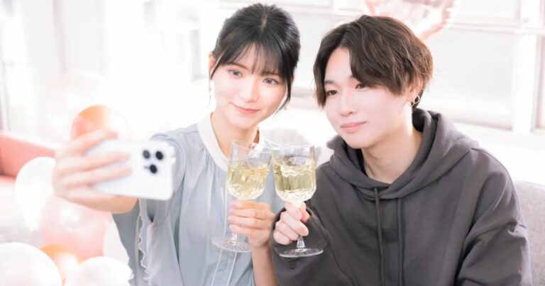 スマホで自撮りする夫婦