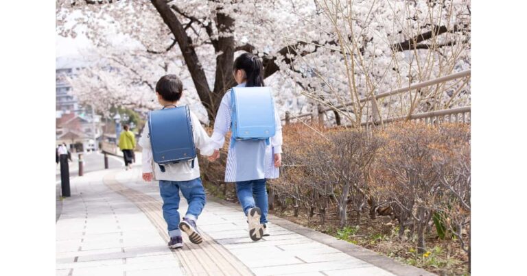 通学する小学生