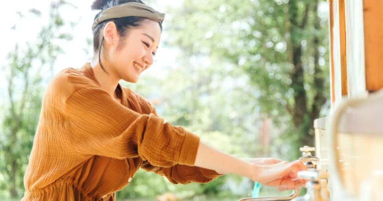 水道で手を洗う美女