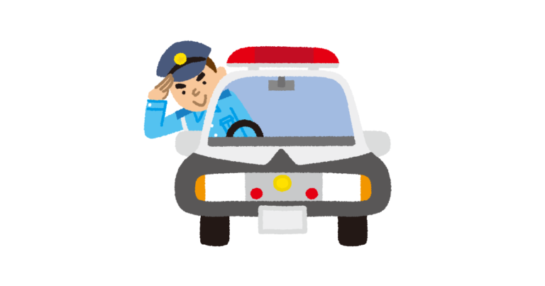 パトカーに乗る警察官