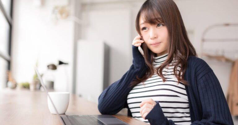 iPhoneで電話をする美女
