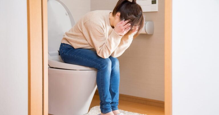 トイレで絶望する女性