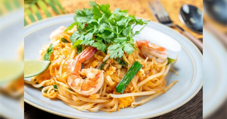 日本の歌手「Ado」が突然タイ料理パッタイのMVを投稿してタイ人が困惑！【タイ人の反応】