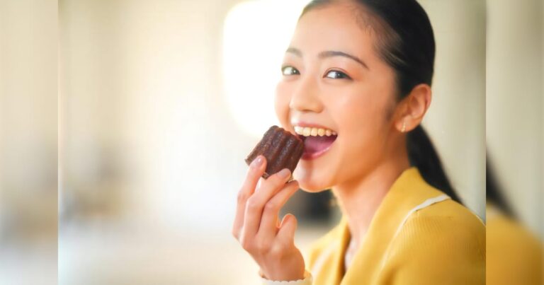 カヌレを食べる美女