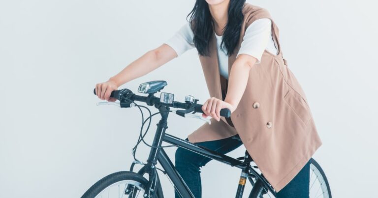 自転車に乗る女性